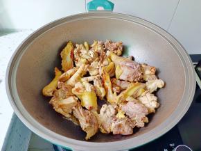 翻炒到鸡块两面微黄