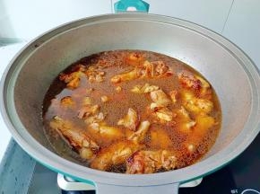 加适量的开水没过鸡块