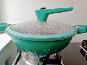 盖上盖子，开大火炖煮半小时