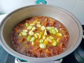 最后加入蚕豆，盐一勺