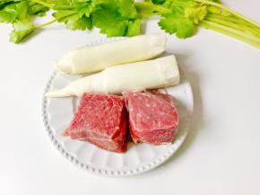准备好茭白，牛肉，芹菜。