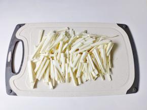 茭白切片，再切成细丝。