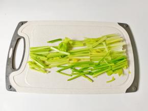 芹菜摘去叶子，洗净切成寸段。