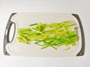 芹菜摘去叶子，洗净切成寸段。