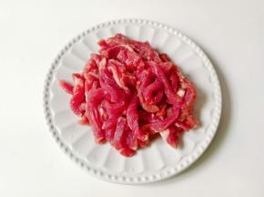 牛肉顺着纹路横着切成细丝【牛肉横着切，炒好的牛肉不柴】