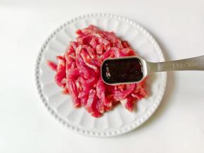 加生抽一勺，蚝油一勺。