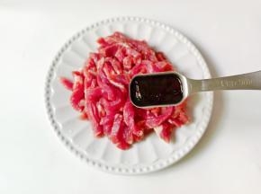 加生抽一勺，蚝油一勺。