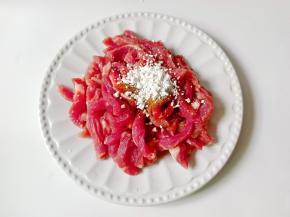 加上一勺红薯粉，抓拌均匀。