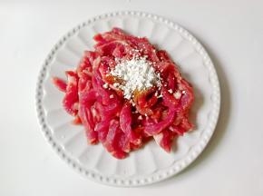 加上一勺红薯粉，抓拌均匀。