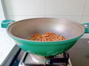 热锅热油放入牛肉丝煸炒的变色。