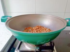 热锅热油放入牛肉丝煸炒的变色。