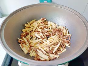 翻炒到茭白断生