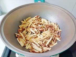 翻炒到茭白断生