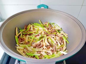 加盐，味精，开大火翻炒均匀即可。