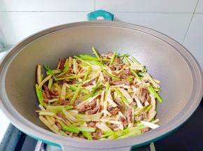 加盐，味精，开大火翻炒均匀即可。