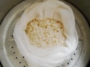 糯米提前洗净、泡好。沥干水分，入锅隔水蒸熟。