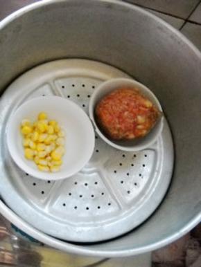 香肚、玉米粒入锅蒸熟。