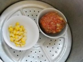 香肚、玉米粒入锅蒸熟。