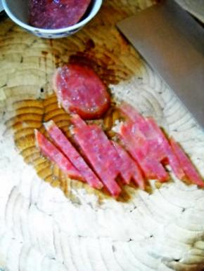 蒸好的香肚切条。