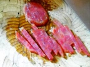 蒸好的香肚切条。