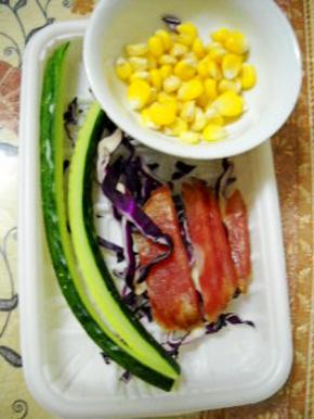 所有辅料洗净，切长条状。