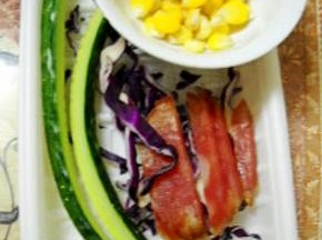 所有辅料洗净，切长条状。