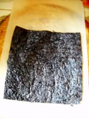 准备好即食紫菜一张。