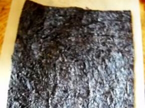 准备好即食紫菜一张。