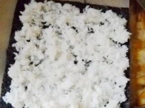 蒸熟的糯米饭放在紫菜上。