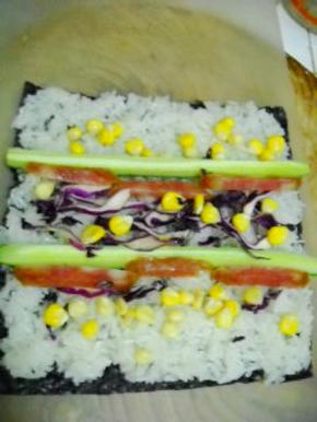 依次放上黄瓜、紫甘蓝、火腿和玉米粒。