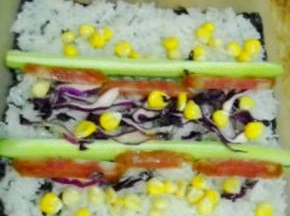 依次放上黄瓜、紫甘蓝、火腿和玉米粒。