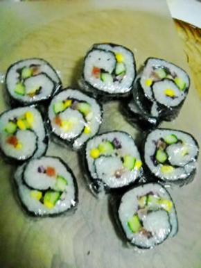 将紫菜卷起来，切成厚片，每片用保鲜膜分别包好了。