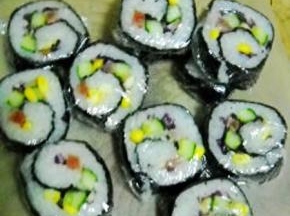 将紫菜卷起来，切成厚片，每片用保鲜膜分别包好了。