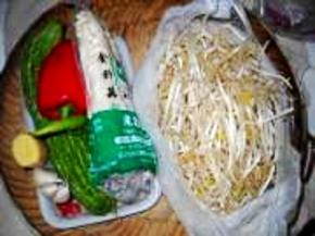 主要食材：绿豆芽400克，金针菇100克，苦瓜少许。