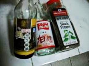 白醋、香油、胡椒等调味品。