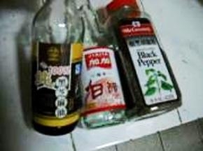 白醋、香油、胡椒等调味品。