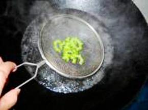 苦瓜取一小截，从圆周3/4处切开，掏空瓜瓤，洗净、切薄片。入开水中焯一下。