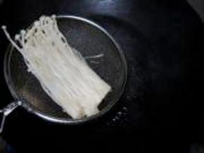 金针菇切去根部，洗净，入开水焯一下，1分钟不到即可。