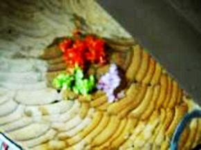 青红椒、洋葱切细粒，姜蒜切末备用。