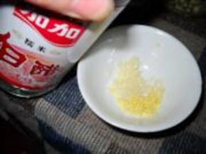 姜蒜末用白醋调汁。