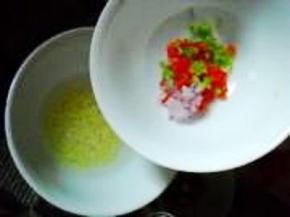 将青红椒、洋葱粒倒入味汁中，调匀。