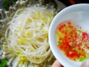 将调味汁淋在绿豆芽上。