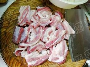 猪肉洗净切厚片。