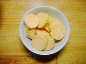 红薯去皮洗净切厚片，放入碗中。