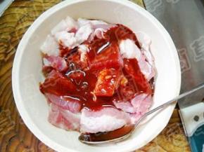 腐乳汁倒入猪肉中拌匀腌制1小时。