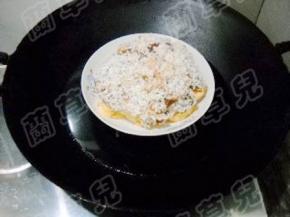 锅中水开，隔水蒸50分钟（中途如需添加水，必须加入开水）。