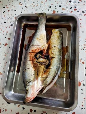 鱼清洗干净，两面划几刀！放入盐，辣椒面，孜然粉，白糖，生抽，蚝油，料酒！