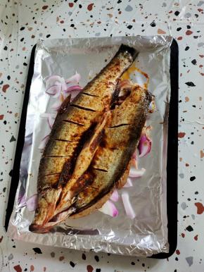 姜蒜，洋葱打底，放入腌制好的鱼！