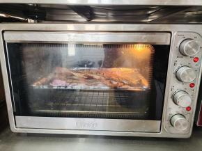 放入提前预热好的烤箱，上下火200度烤30分钟！