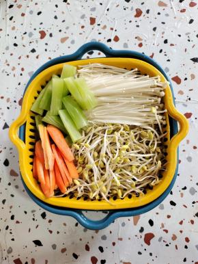 把自己喜欢的配菜处理好，清洗干净！我选择的是金针菇，黄豆牙，莴笋，胡萝卜！你也可以根据自己的喜好，放自己喜欢吃的配菜！